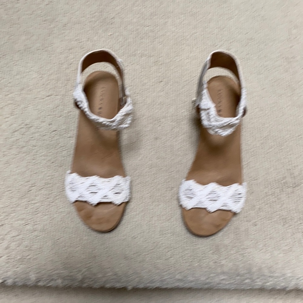 Crochet ankle sandal. Side zipper with wedge heel.
